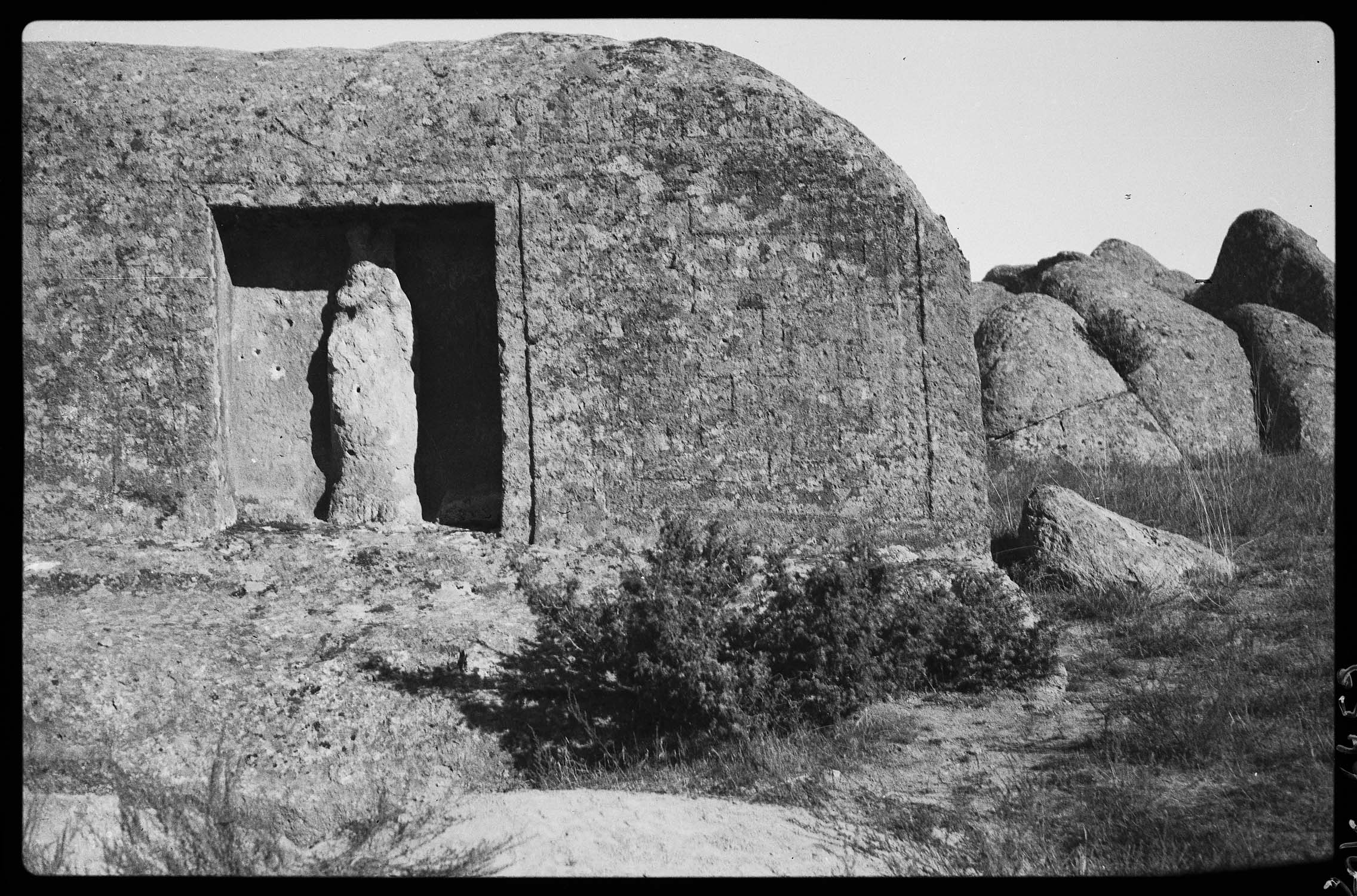 Vue d'ensemble du monument (voir "Phrygie. Exploration archéologique…", tome IV : "La Cité de Midas. Architecture", par A. Gabriel, Paris, E. de Boccard, 1965, pl. 47)